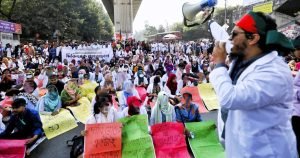 ট্রেইনি চিকিৎসকদের আন্দোলন