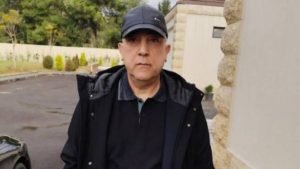 নাজিব, বাশার আল আসাদের চাচাতো ভাই, দারায়া শহরে স্কুলছাত্রদের নির্যাতনের জন্য কুখ্যাত হয়ে ওঠেন, যা এক শৃঙ্খলাবদ্ধ বিপর্যয়ের সূত্রপাত ঘটায় এবং পুরো সিরিয়া উন্মোচিত হয়। দারায়া: এক বিপ্লবের সূতিকাগার দারায়া কখনও এমন স্থান ছিল না যা নিয়ে লোকজন খুব বেশি চিন্তা করত। এটি ছিল সিরিয়ার দক্ষিণের ধুলোমাখা এক শহর, যেখানে জীবন ছিল ধীরগতির, আর দামাস্কাসের উদ্বেগ ছিল দূরবর্তী। কিন্তু মার্চ ২০১১-তে একদল স্কুলছাত্র এমন কিছু করেছিল যা সবকিছু বদলে দেয়। আল আরবাইন প্রাইমারি স্কুলের ১৮ জন ছাত্র রঙ নিয়ে একটি স্কুলের দেয়ালে একটি স্লোগান লিখে ফেলে: "জনগণ শাসন ব্যবস্থার পতন চায়।" এটি ছিল না প্রথমবার যে সিরিয়ায় গ্রাফিতিকে প্রতিবাদের মাধ্যম হিসেবে ব্যবহার করা হয়েছিল। কিন্তু পরবর্তীতে বিশ্ব প্রত্যক্ষ করল, এটি ছিল ভুল স্থান, ভুল সময় এবং সবচেয়ে গুরুত্বপূর্ণভাবে — ভুল মানুষের হাতে ক্ষমতা। আতেফ নাজিব: নিষ্ঠুরতার প্রতীক আতেফ নাজিব ছিলেন দারায়ার রাজনৈতিক নিরাপত্তা শাখার প্রধান এবং বাশার আল আসাদের চাচাতো ভাই। যে কোনো প্রতিবাদ, যত ক্ষুদ্রই হোক, তিনি ব্যক্তিগত অপমান হিসেবে দেখতেন। তিনি সেই ছেলেদের গ্রেপ্তার করেন, নির্যাতন চালান। তাদের নখ তুলে ফেলা হয়। তাদের শরীর প্রহার ও পোড়ানো হয়। যখন তাদের পরিবারের সদস্যরা তাদের মুক্তির জন্য অনুরোধ করতে যান, তিনি অবজ্ঞা করে তাদের হাসিতে উড়িয়ে দেন। "তোমাদের সন্তানদের ভুলে যাও," তিনি নাকি বলেছিলেন। "যদি সত্যিই সন্তান চাও, আরও তৈরি করো। যদি না পারো, আমরা কাউকে পাঠিয়ে দেখিয়ে দেব।" স্থানীয় সংবাদমাধ্যমে এ কথা ছড়িয়ে পড়ে এবং ধীরে ধীরে পুরো এলাকায় আগুন ছড়িয়ে যায়। এক নিষ্ঠুর শাসক নাজিব প্রভাবশালী পরিবারে জন্মগ্রহণ করেন এবং আসাদ শাসনের অভ্যন্তরীণ পরিমণ্ডলে বেড়ে ওঠেন। তিনি সামরিক একাডেমি থেকে স্নাতক হন এবং নিরাপত্তা বাহিনীতে উচ্চপদে আসীন হন। তার কাজ ছিল শাসন নিশ্চিত করা, শাস্তি প্রদান এবং শাসনের দখল বজায় রাখা। কিন্তু ২০১১ সালে পুরনো নিয়ম আর কাজ করছিল না। হামজা আল খতিবের ঘটনা হামজা আল খতিব মাত্র ১৩ বছরের একটি ছেলে ছিল। তার অপরাধ ছিল প্রতিবাদ করা। আসাদ বাহিনী তাকে গ্রেপ্তার করে নির্মম নির্যাতন চালায়। তার নিথর, ক্ষতবিক্ষত দেহ তার পরিবারের কাছে ফেরত দেওয়া হয়। ছেলেটির মুখ তার শেষ ঘণ্টার গল্প বলে, যেখানে রক্তাক্ত হাত আর কখনো ভবিষ্যৎ আঁকড়ে ধরতে পারবে না। এই ঘটনার পর মানুষ ভীত না হয়ে আরও সাহসী হয়ে ওঠে। বিক্ষোভ থেকে যুদ্ধ প্রথমে কয়েক ডজন পরিবার, মূলত আটককৃত ছেলেদের আত্মীয়রা শুক্রবারের নামাজের পর সমবেত হয়। কিন্তু নিরাপত্তা বাহিনীর গুলি চালানোয় বিক্ষোভকারী নিহত হয়। শেষকৃত্যগুলো আরও বড় বিক্ষোভে রূপ নেয়। এপ্রিলের মধ্যে পুরো সিরিয়া জুড়ে বিক্ষোভ শুরু হয়। এটি আর শুধু ছেলেদের বিষয়ে ছিল না; এটি ছিল বহু বছরের ভীতি, দমন, দারিদ্র্য এবং দুর্নীতির বিরুদ্ধে। আতেফ নাজিবের অন্তর্ধান যুদ্ধের অস্থির সময়ে নাজিব ছায়ায় চলে যান। ২০১১ সালে তাকে যুক্তরাষ্ট্র এবং ইউরোপীয় ইউনিয়নের নিষেধাজ্ঞার মুখে পড়তে হয়, কিন্তু এতে তার খুব একটা ক্ষতি হয়নি। অবশেষে, ২০২৫ সালের ৩১ জানুয়ারিতে তার নাম আবার শিরোনামে উঠে আসে। "লাতাকিয়ায় একটি বিশেষ অভিযানে আতেফ নাজিবকে গ্রেপ্তার করা হয়েছে," একজন নিরাপত্তা কর্মকর্তা জানান। যুদ্ধের প্রায় ১৪ বছর পর, যে ব্যক্তি সিরিয়ার দুঃস্বপ্নের সূচনা করেছিল, সে অবশেষে কারাগারে এবং বিচারের সম্মুখীন।