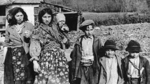 জাগরেবের কাছে ক্রোয়েশিয়ার সিন্তি ও রোমা নারী ও শিশু, ১৯৪১। / ছবি: উইকিমিডিয়া কমন্স, জার্মান ফেডারেল আর্কাইভ