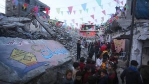 অবরুদ্ধ গাজার ফিলিস্তিনিরা,রমজান, গাজা, ফিলিস্তিনি, রমজানের প্রস্তুতি, ইসরায়েল, গণহত্যা, ফানুস, ঐতিহ্যবাহী খাবার, কাদায়িফ, সাজসজ্জা, রাস্তায় সজ্জা, পবিত্র মাস, রমজানের ফানুস, ফিলিস্তিনি পতাকা, আরবি ক্যালিগ্রাফি, কেনাকাটা, দোকানদার, ধ্বংসস্তূপ, আনাদুলু এজেন্সি