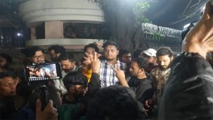 উপদেষ্টার বাসভবনের সামনে অবস্থান