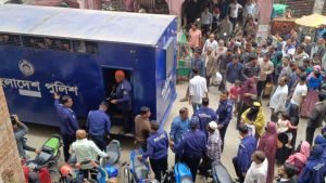 আদালত চত্বরে ‘জয় বাংলা’ স্লোগান,যুবলীগকর্মীকে পুলিশে সোপর্দ,লক্ষ্মীপুর যুবলীগকর্মী