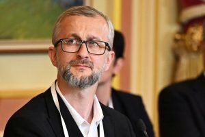 ক্রিমিয়ার সম্প্রদায় নেতা নারিমান জেলিয়াল গত বছর ইউক্রেনে যুক্তরাজ্যের পররাষ্ট্রমন্ত্রী ডেভিড ল্যামি এবং তৎকালীন মার্কিন পররাষ্ট্রমন্ত্রী অ্যান্টনি ব্লিঙ্কেনের সঙ্গে সাক্ষাৎ করেন, ছবি: রয়টার্স