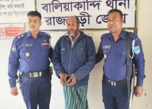 পুলিশের হাতে গ্রেফতারকৃত আসামী জহুর মোল্লা,রাজবাড়ীর বালিয়াকান্দিতে,খেলতে গিয়ে ধর্ষকের কবলে,এক শিশুকে ধর্ষণের চেষ্টা