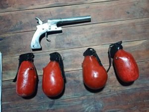 উদ্ধারকৃত পিস্তল ও বোমা,অভিযানে অস্ত্র ও বোমা উদ্ধা্‌রাজবাড়ী, বালিয়াকান্দি, সামছুল আলম, অস্ত্র উদ্ধার, বোমা উদ্ধার, সন্ত্রাসী গ্রেফতার, নারুয়া ইউনিয়ন, বিশ্বাস পাড়া, ওয়ান শুটার বন্দুক, দেশি গ্রেনেড, গ্রেফতার, গোপন সংবাদের ভিত্তিতে, আইনশৃঙ্খলা রক্ষা, বালিয়াকান্দি থানায় হস্তান্তর, সন্ত্রাসী কার্যক্রম, এলাকাবাসী, নিরাপত্তা ব্যবস্থা, অভিযান, তদন্ত, পুলিশ, বিশেষ টহল দল