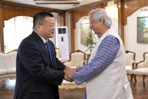 চীনা রাষ্ট্রদূত ইয়াও ওয়েন প্রধান উপদেষ্টা ড. ইউনুসের সাথে সৌজন্য সাক্ষাৎ করছেন, ছবি: প্রধান উপদেষ্টার ফেসবুক পেজ
