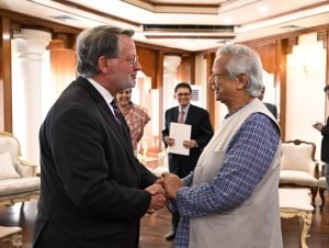 যুক্তরাষ্ট্রের সিনেটর গ্যারি পিটার্সের সাথে প্রধান উপদেষ্টা ড. ইউনুস, ছবি: প্রধান উপদেষ্টার ফেসবুক পেজ