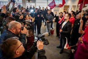 প্রেস ফটোগ্রাফাররা ১১ মার্চের সাধারণ নির্বাচনের আগে গ্রিনল্যান্ডের নুকে নির্বাচন বিতর্কের পর ইনুইট আতাগাতিগের মুটে বোরুপ এগেদেকে ধারণ করছেন। ছবি: রয়টার্স