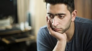 গবেষণার ফলাফল অনুযায়ী, সুখের পতন এবং ইন্টারনেট ব্যবহারের বৃদ্ধির মধ্যে স্পষ্ট সম্পর্ক রয়েছে। ছবি: নিউপোর্ট ইনস্টিটিউট