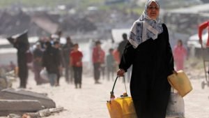 ইসরায়েলি সেনাবাহিনী জোরপূর্বক স্থানান্তরের আদেশ জারির পর ফিলিস্তিনিরা তাদের বাড়িঘর ছেড়ে যাচ্ছে, ছবি: রয়টার্স