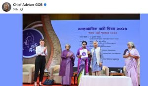 রূপান্তরকামী নারী মোহনাকে অদম্য পুরষ্কার দিচ্ছেন প্রধান উপদেষ্টা