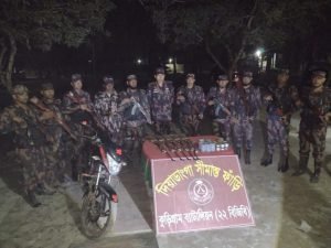ভূরুঙ্গামারীতে বিজিবি জব্দ করল অস্ত্র ও অবৈধ মালামাল