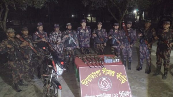 ভূরুঙ্গামারীতে বিজিবি জব্দ করল অস্ত্র ও অবৈধ মালামাল