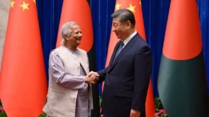 প্রধান উপদেষ্টা ড. ইউনুসের সাথে করমর্দন করছেন চীনের প্রেসিডেন্ট শি জিংপিং, ছবি: প্রধান উপদেষ্টার ফেসবুক পেজ