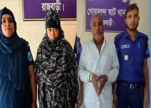 পুলিশের হাতে আটক (বাম থেকে দ্বিতীয়) দৌলতদিয়ার যৌনপল্লীর সর্দারনী খ্যাত ঝুমুর