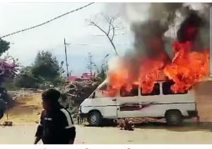 মণিপুর, সংঘর্ষ, পুলিশের গুলি, কুকি-জো সম্প্রদায়, ধর্মঘট, কাংপোকপি, সেনা মোতায়েন, বিক্ষোভ, পাথর ছোড়া, কাঁদানে গ্যাস, নিরাপত্তা বাহিনী, অস্ত্র জমা, রাষ্ট্রপতি শাসন, ইন্ডিজিনাস ট্রাইবাল লিডারস ফোরাম, মেইতেই সম্প্রদায়, সহিংসতা, অবরুদ্ধ মহাসড়ক, পুলিশি অভিযান, উত্তেজনা, লুণ্ঠিত অস্ত্র,মণিপুরে সংঘর্ষে উত্তপ্ত পরিস্থিতি