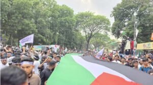 ঘোষণাপত্র পাঠরত আমার দেশ পত্রিকার সম্পাদক মাহমুদুর রহমান