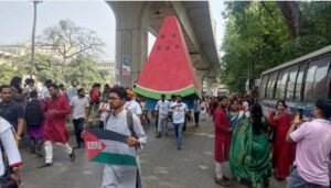 আনন্দ শোভাযাত্রায় তরমুজের মোটিফ হাতে ফিলিস্তিনের প্রতি সংহতি প্রকাশ করা হয়