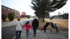 একজন আফগান শরণার্থী পরিবার নিউ জার্সিতে অস্থায়ী বাসস্থানের পাশ দিয়ে হাঁটছে, ছবি: রয়টার্স