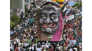 ঢাকায় বাংলা নববর্ষ উদ্‌যাপনের সময় মিছিলে দেখা যাচ্ছে স্বৈরাচার শেখ হাসিনার প্রতিকৃতির মতো একটি মূর্তি, ছবি: এএফপি
