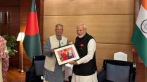 ভারতের প্রধানমন্ত্রী মোদীর হাতে পুরোনো ছবি তুলে নেটিজেনদের প্রশংসা পেয়েছেন প্রধান উপদেষ্টা, ছবি: প্রধান উপদেষ্টার প্রেস উইং