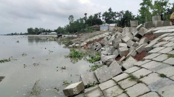 দুধকুমার নদীর পাড় ধ্বসে পড়েছে-ছবি: জাকারিয়া হোসেন