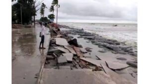 ধ্বসে পড়েছে কুয়াকাটার মেরিন ড্রাইভ, ছবি: সংগৃহীত