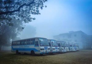 নীল জ্যোৎস্নার মোহময় আবেশে মোড়ানো রাবি চত্ত্বরে দন্ডায়মান সারি সারি ক্যাম্পাস বাস (ক্লিক: রাফাসান আলম)