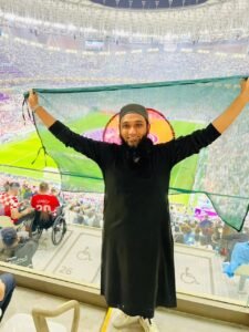 যুক্তরাজ্যে এক স্টেডিয়ামে দেশের পতাকা উঁচিয়ে ধরে আছেন গাজী জিশান, ছবি: গাজী জিশান