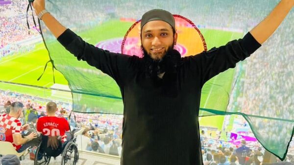 যুক্তরাজ্যে এক স্টেডিয়ামে দেশের পতাকা উঁচিয়ে ধরে আছেন গাজী জিশান, ছবি: গাজী জিশান