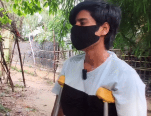 এক গণমাধ্যমে নিজের রগ কাটার বিবরণ দিচ্ছেন নারী ফুটবলার পারভীন আক্তার পারুল, ছবি: সংগৃহীত