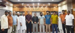 বিশ্ববিদ্যালয়ের শিক্ষকদের সাথে অনিক ও মোজাহিদ, ছবি: সংগৃহীত