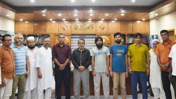 বিশ্ববিদ্যালয়ের শিক্ষকদের সাথে অনিক ও মোজাহিদ, ছবি: সংগৃহীত
