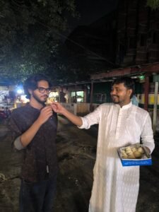 সমর্থকদের মাঝে মিষ্টি বিতরণ করছেন নাজমুল, ছবি: প্রতিনিধি