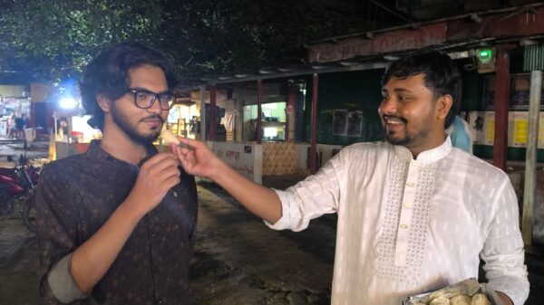 সমর্থকদের মাঝে মিষ্টি বিতরণ করছেন নাজমুল, ছবি: প্রতিনিধি