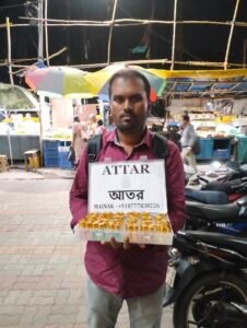 আতর হাতে দাঁড়িয়ে মৈনাক দত্ত, ছবি: মৈনাক দত্ত