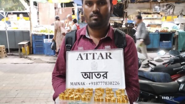 আতর হাতে দাঁড়িয়ে মৈনাক দত্ত, ছবি: মৈনাক দত্ত