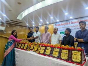 কুমিল্লা বিশ্ববিদ্যালয়ে (কুবি) চৌদ্দগ্রাম স্টুডেন্টস ওয়েলফেয়ার অ্যাসোসিয়েশনের উদ্যোগে অনুষ্ঠিত হয়েছে নবীন বরণ ও প্রবীণ বিদায় অনুষ্ঠান। শনিবার (১৮ অক্টোবর) সকাল সাড়ে ১০টায় বিশ্ববিদ্যালয়ের সায়েন্স ফ্যাকাল্টির অডিটোরিয়ামে অনুষ্ঠিত হয়।