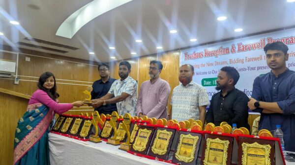 কুমিল্লা বিশ্ববিদ্যালয়ে (কুবি) চৌদ্দগ্রাম স্টুডেন্টস ওয়েলফেয়ার অ্যাসোসিয়েশনের উদ্যোগে অনুষ্ঠিত হয়েছে নবীন বরণ ও প্রবীণ বিদায় অনুষ্ঠান। শনিবার (১৮ অক্টোবর) সকাল সাড়ে ১০টায় বিশ্ববিদ্যালয়ের সায়েন্স ফ্যাকাল্টির অডিটোরিয়ামে অনুষ্ঠিত হয়।