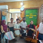 গাছের সুরক্ষায় গ্রীন ভয়েস সদস্যদের হাতে পাঁচ প্রকার সামগ্রী প্রদান করলেন অধ্যক্ষ