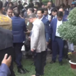 বিমানবন্দরে নেমেই জুতা খুলে দেশের মাটি স্পর্শ করলেন তারেক রহমান