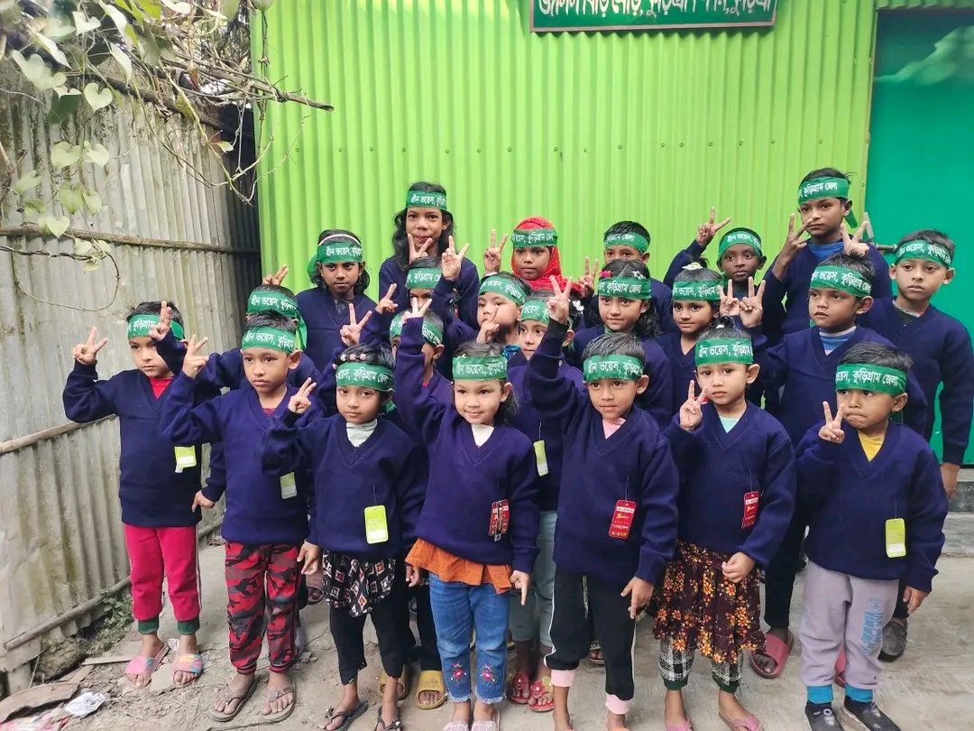 শীতবস্ত্র পেয়ে সবুজ পাঠশালার শিশুরা আনন্দ প্রকাশ করে