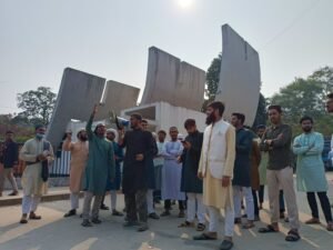 হাদি হত্যার বিচার দাবিতে কুমিল্লা বিশ্ববিদ্যালয়ে উত্তাল ইনকিলাব মঞ্চ