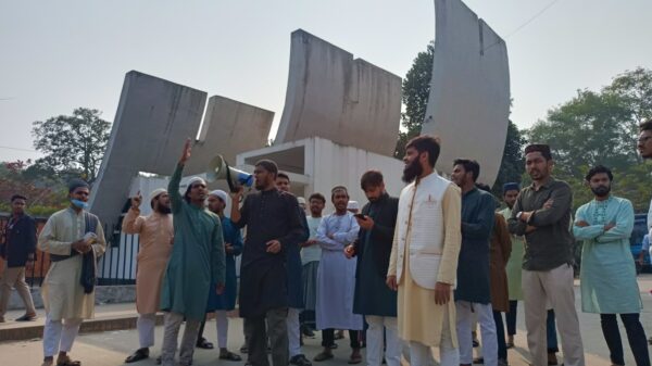 হাদি হত্যার বিচার দাবিতে কুমিল্লা বিশ্ববিদ্যালয়ে উত্তাল ইনকিলাব মঞ্চ