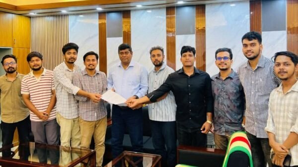 কুমিল্লা বিশ্ববিদ্যালয়ের উপাচার্যের কাছে সৌরবিদ্যুৎ প্রকল্পের দাবিতে স্মারকলিপি প্রদান
