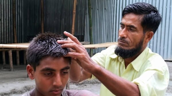 বিনা পারিশ্রমিকে চুল কাটছেন আবেদ তেলি