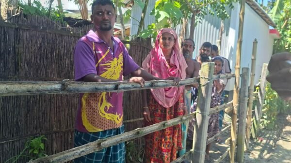 রাজবাড়ীর বালিয়াকান্দিতে বিরোধপূর্ণ প্রবেশপথে বাঁশের বেড়ার পাশে স্থানীয় বাসিন্দারা