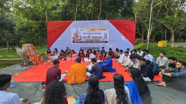 কুমিল্লা বিশ্ববিদ্যালয়ে মহালয়া উদযাপনে শিক্ষার্থীদের ধর্মীয় অনুষ্ঠান